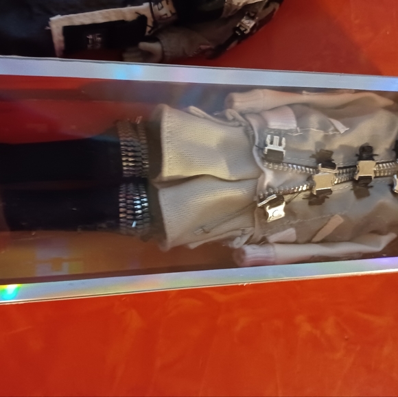 Shadow High since 2022 doll, stand and cloths - Picture 4 of 6